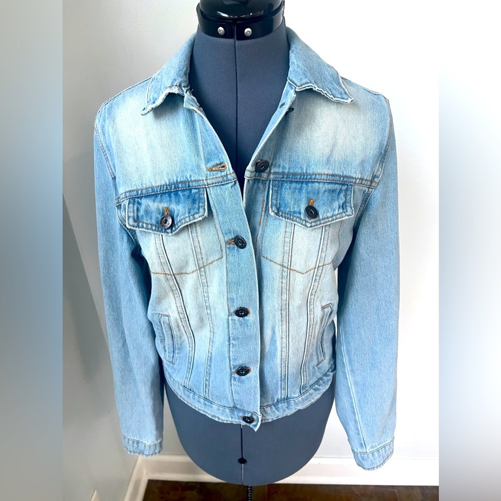 Love Tree Denim Jacket Sz M Light Wash 100% Cotton Button Front Classic Trucker